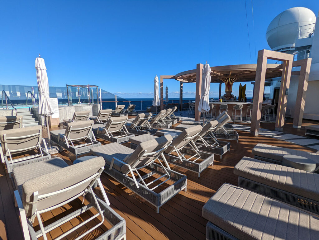 norwegian-prima-vibe-beach-club-bar-and-loungers